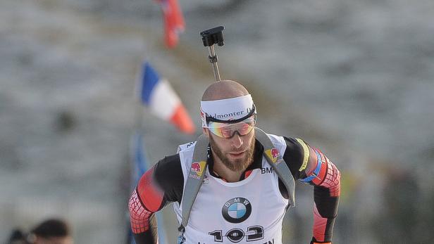 Ein Biathlet mit Gewehr auf dem Rücken während eines Wettkampfs.