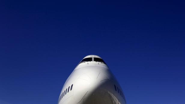 Die Nase eines Jumbo-Jets vor strahlend blauem Himmel.