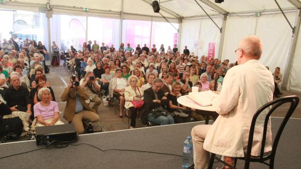 Michael Köhlmeier 2011 im Lesezelt von "Rund um die Burg"