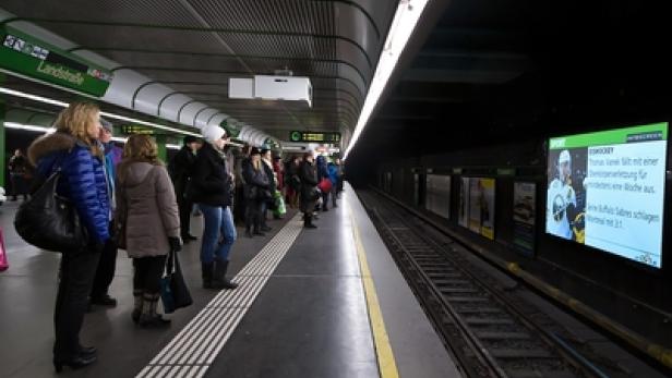 Menschen warten auf einer Bahnsteig der U-Bahn-Station Landstraße.