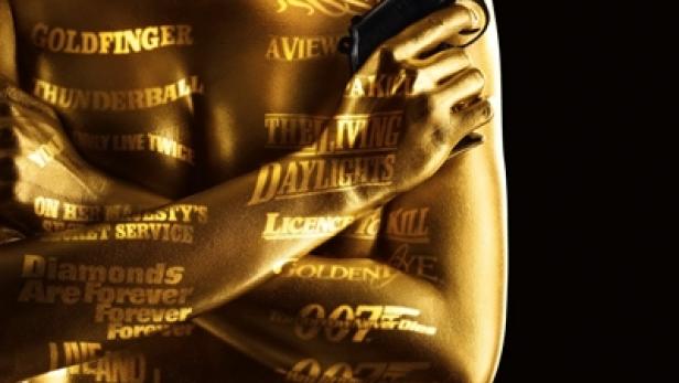 Eine goldene Frau hält eine Pistole, ihr Körper ist mit James-Bond-Filmtiteln beschriftet.