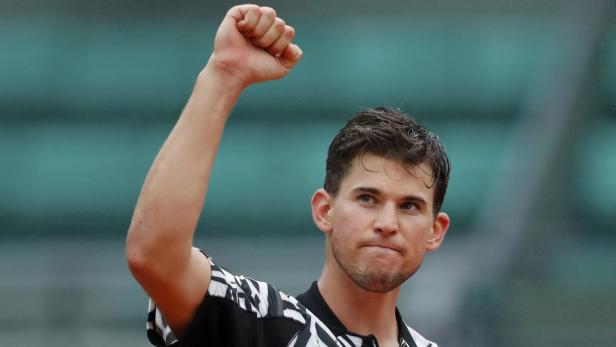 Dominic Thiem feiert mit erhobener Faust einen Sieg.