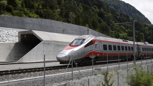Italienischer Zug vor dem Gotthard-Tunnel