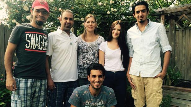 von links: Die Asylwerber Hizem, Mustafa, Hausbesitzerin Margit, Projekt-Intitiatorin Natalie Haas, Mohammed, vorne Mitte: Saif.