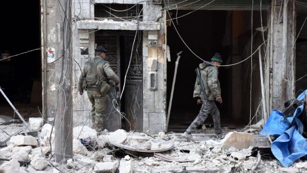 Syrische Truppen inspizieren zerbombte Ruinen in Ost-Aleppo.