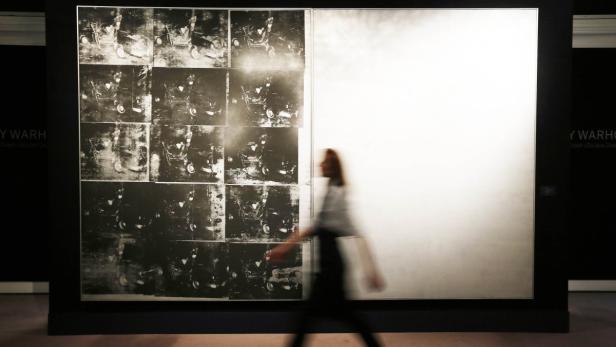 Eine Mitarbeiterin von Sotheby&#039;s vor &quot;Silver Car Crash&quot; von Andy Warhol. Das Bild ist gewaltig: 2,67 Meter hoch und mehr als vier Meter breit.