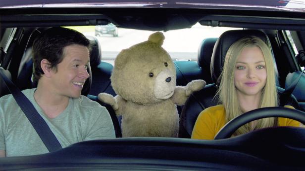 Mark Wahlberg (li.), sein bester Freund Ted und Amanda Seyfried in „TED 2“