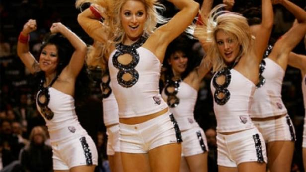 Cheerleaders (c: cityrag.com - pantozzi adam)
