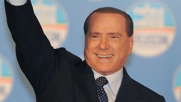 epa03588143 The former Italian Premier Silvio Berlusconi gives a confident clenched fist during an electoral campaign gathering n Turin 17 February 2013 The general elections in Italy take place on the 24-25 February 2013 EPA/ALESSANDRO DI MARCO