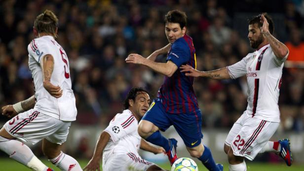 Wiedersehen: Lionel Messi war bereits im Vorjahr von seinen Jägern im Milan-Trikot nicht zu halten.