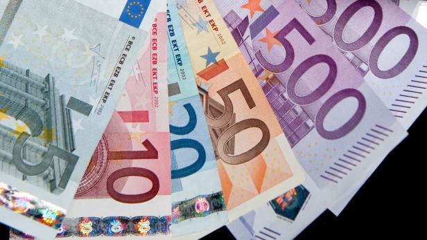 Verschiedene Euro-Banknoten, darunter 5, 10, 20, 50 und 500 Euro, liegen fächerförmig auf einer Oberfläche.