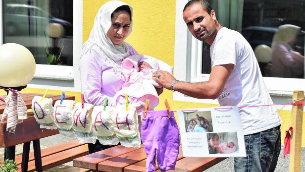 Die stolzen Eltern Gulalai und Sadudin mit ihrem Töchterchen Dewah, das am 10. Juni in Gutau im Mühlviertel zur Welt gekommen ist