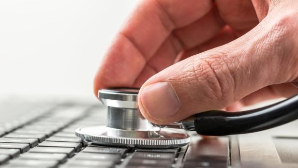 Ein Stethoskop liegt auf einer Computertastatur.