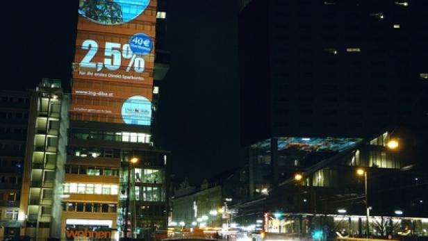 Ein Gebäude in der Nacht mit einer großen Werbung für die ING-DiBa Bank.