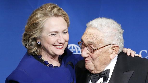Ex-Außenministerin trifft Ex-Außenminister: Kissinger streute Clinton Rosen.
