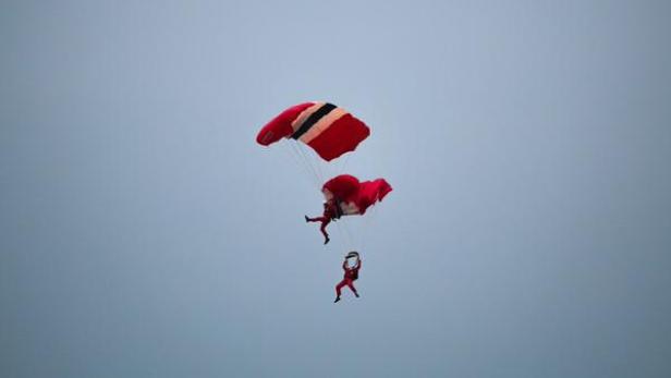 123.jpg Unfall bei Flugshow - Fallschirmspringer fing Kollegen auf