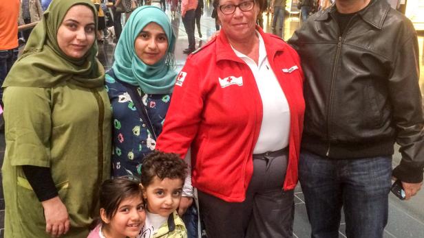 Rotkreuz-Mitarbeiterin Hannelore Resch mit der vereinten Familie