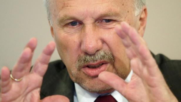 Nowotny ist besorgt: &quot;Griechenland muss zwischen Hilfspaket und Staatskonkurs wählen&quot;.