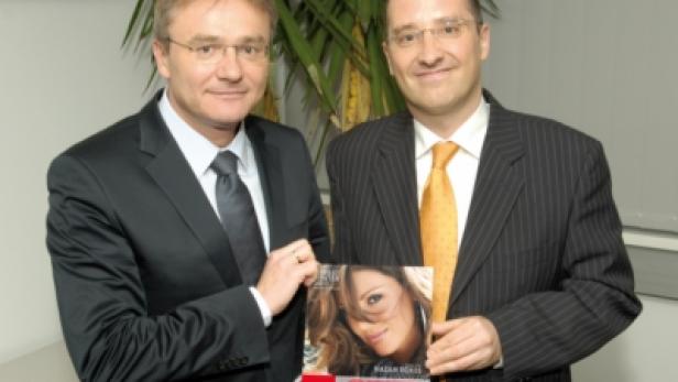 Zwei Männer im Anzug präsentieren den neuen Otto-Katalog.