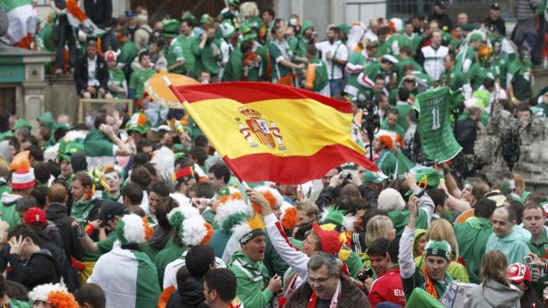 Fans der spanischen sowie der irischen Fußball-Nationalmannschaft währen der EURO 2012 in Danzig.