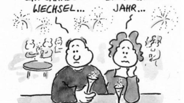 Ein Mann und eine Frau blicken an Silvester missmutig auf das Feuerwerk.
