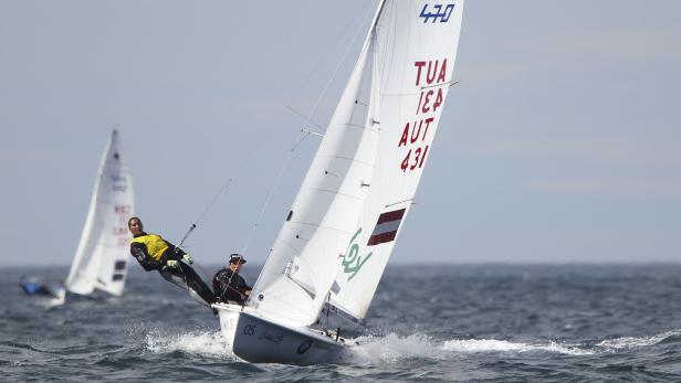 Zwei Segler auf einem 470er-Boot bei einer Regatta.