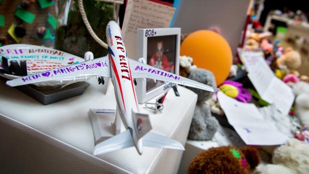 Ein Modellflugzeug von Malaysia Airlines mit Aufschriften zum Gedenken an MH17.