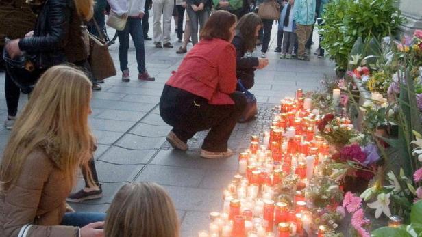 Mit unzähligen Lichtern, die vor allem vor der Stadtpfarrkirche in der Herrengasse abgestellt wurden, drückten die Teilnehmer Trauer und Beileid für die Opfer der Amokfahrt in Graz aus.