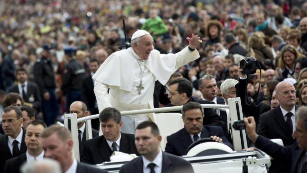 Der Papst steht den Geschäften der Mafia im Weg. Und er sucht den unmittelbaren Kontakt zum Volk. Das macht ihn, trotz zahlreicher Security um ihn, zu einem leichten Ziel