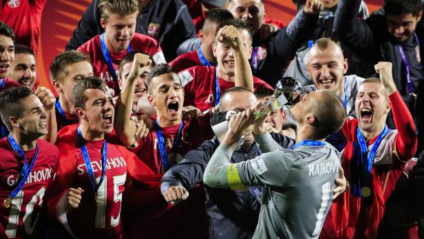 Der serbische Kapitän Predrag Rajkovic (vo.) nahm den Pokal als Erster in Empfang.