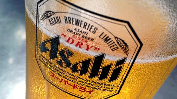 Ein Glas Asahi Super Dry Bier mit Kondenswasser an der Außenseite.