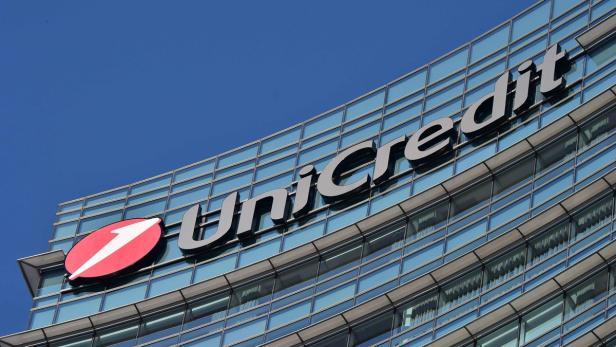 Das UniCredit-Logo an einem modernen Bürogebäude unter blauem Himmel.