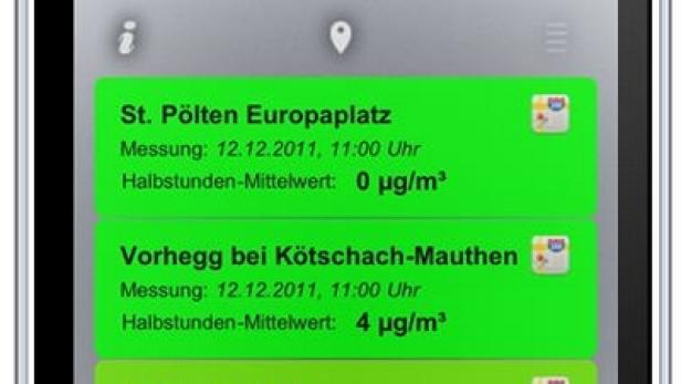 Ein Smartphone zeigt eine App zur Messung der Feinstaubbelastung an verschiedenen Standorten.