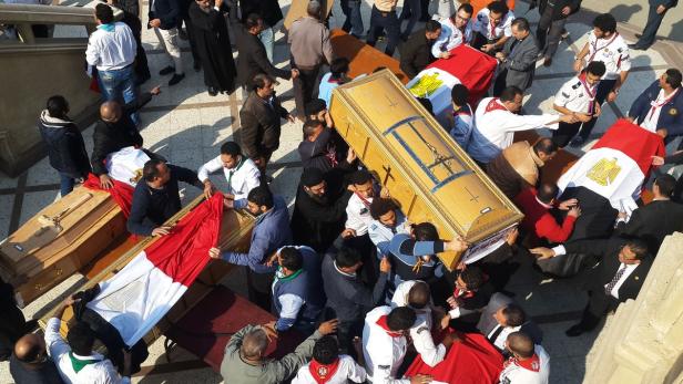 Begräbniszeremonie für die Opfer des Anschlags auf eine koptische Kirche.