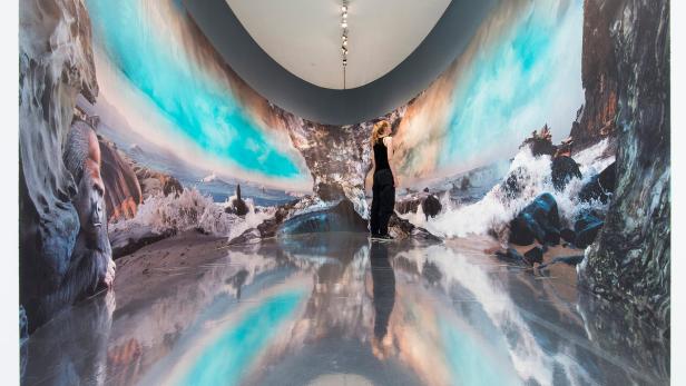 Begehbares Panorama von Hans Weigand im 21er Haus: Der Künstler montiert aus Einzelteilen riesige Bilder, die oft apokalyptisch anmuten