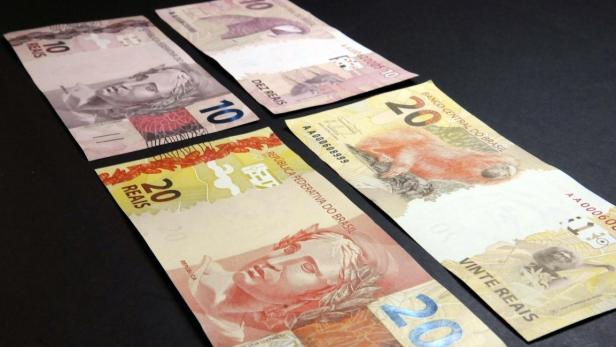 The new Brazilian 20 and 10 real bills are displayed at Brazil&#039;s Central Bank headquarters in Brasilia July 23, 2012. REUTERS/Cadu Gomes (BRAZIL - Tags: BUSINESS)