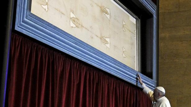 Pope Francis touches the Shroud of Turin during a Papst Franziskus beim Grabtuch von Turin.