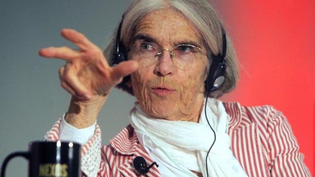 Donna Leon und „Tod zwischen den Zeilen“, übersetzt von Werner Schmitz, Diogenes Verlag. 24,60 Euro kostet der Krimi, im November erscheint der nächste