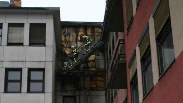 Brandalarm im KH Eisenstadt, die Fassadenplatten mussten heruntergschlagen werden, dahinter hatte sich ein Schwelbrand gebildet