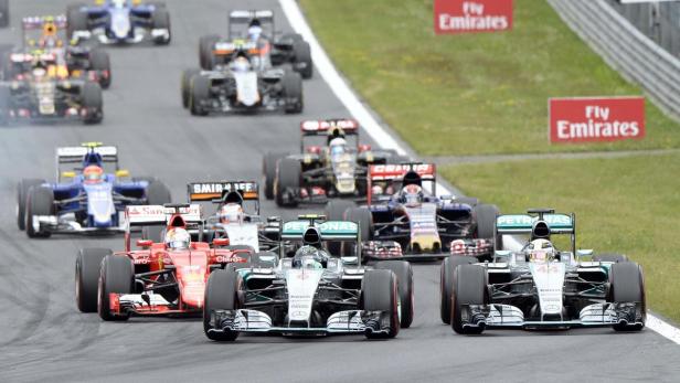 Die entscheidende Szene ereignete sich schon kurz nach dem Start. Nico Rosberg überholte Lewis Hamilton ...