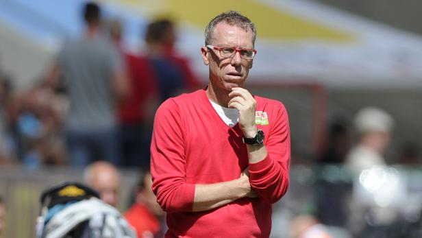 Fußball 2. Bundesliga 4. Spieltag: 1. FC Köln - SV Sandhausen am 17.08.2013 im RheinEnergieStadion in Köln (Nordrhein-Westfalen). Kölns Trainer Peter Stöger beobachtet die Partie von der Seitenlinie. Foto: Marius Becker/dpa (Wichtiger Hinweis: Aufgrund der Akkreditierungsbestimmungen der DFL ist die Publikation und Weiterverwertung im Internet und in Online-Medien während des Spiels auf insgesamt fünfzehn Bilder pro Spiel begrenzt.) +++(c) dpa - Bildfunk+++