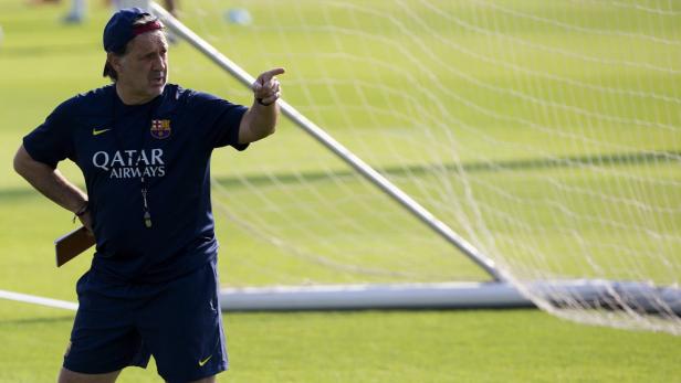 epa03835303 FC Barcelona&#039;s head coach, Argentinian Gerardo Martino, gives instructions to his players during the team&#039;s training at Joan Gamper sport city in Barcelona, Spain, 24 August 2013. Barcelona will be facing Malaga for the Spanish Primera Division Liga on 25 August. EPA/ALEJANDRO GARCIA