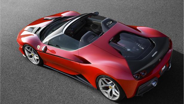 Ein roter Ferrari J50 Spider von oben auf Asphalt.
