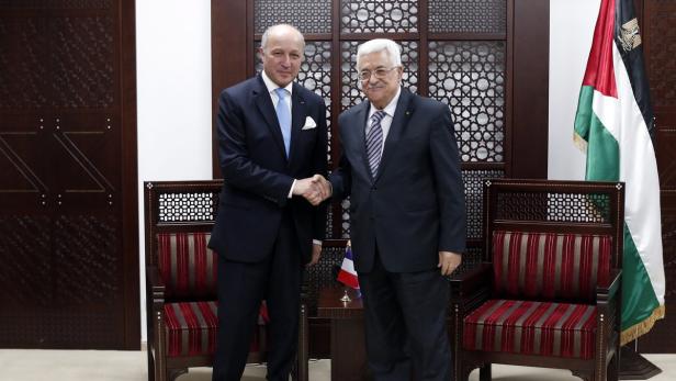 Frankreichs Außenminister Laurent Fabius (li.) trifft sich mit Mahmoud Abbas, palästinensischer Präsident.