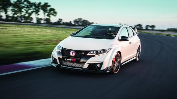 Ein weißer Honda Civic Type R fährt auf einer Rennstrecke.