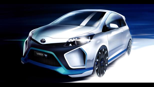 Ein weißer Toyota Yaris mit blauen Akzenten vor einem dunklen Hintergrund.