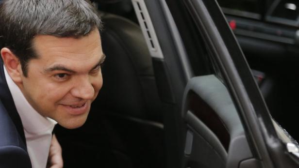 Alexis Tsipras steigt aus einem Auto.
