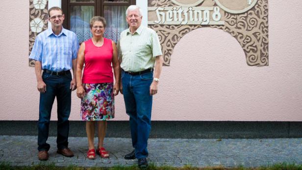 Gerhard, Hermine und Jakob Auer vor dem Wohnhaus.