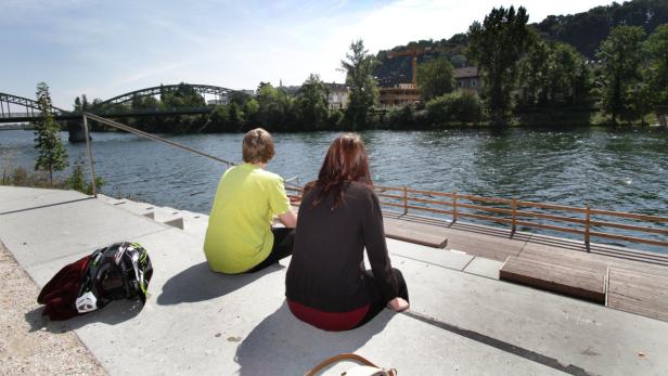 Die Belebung der Traun ist eine weitere Baustelle in Wels: Auf dem neuen Badeplatz haben es sich Patrick und Emilia (17) gemütlich gemacht.