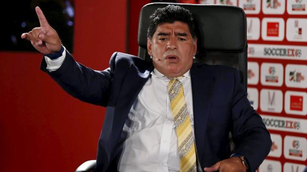 Diego Maradona gestikuliert während einer Rede sitzend.